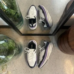 Hvide, stødabsorberende sko i åndbart mesh.