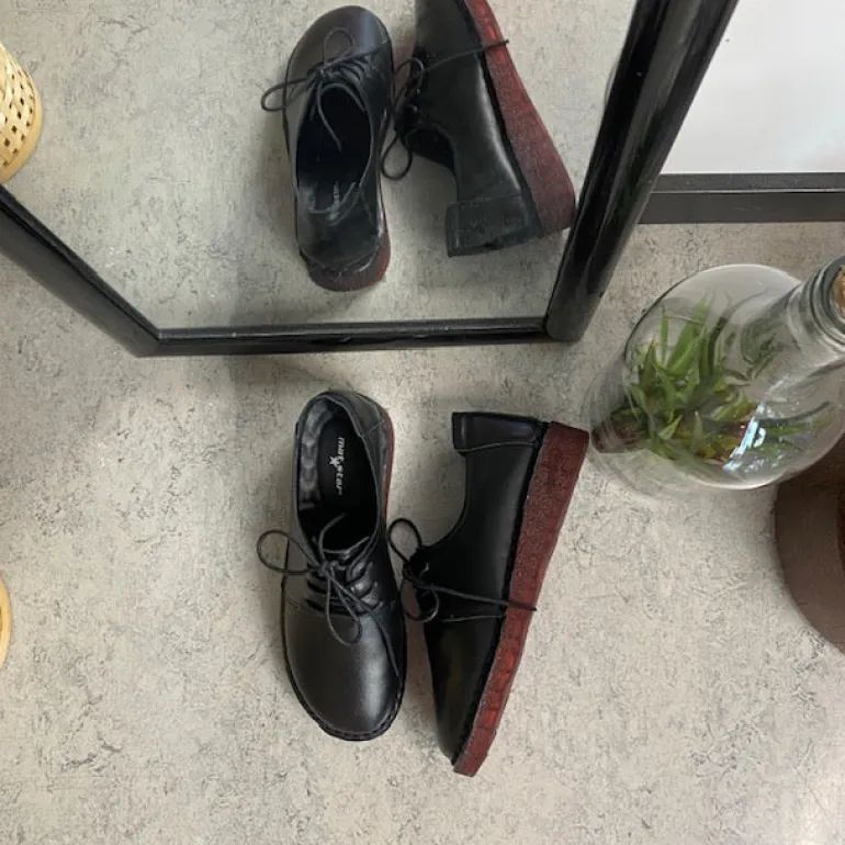 Klassisk sort snøresko i glat skind med udtagelig indersål & fleksibel gummisål