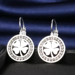 Kløver øreringe med sten i sølvtone