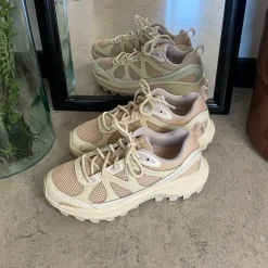 Komfortabel og robust Merrell vandresko i beige