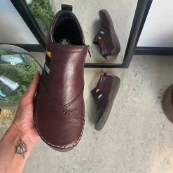 Kort bordeuxfarvet støvle fra Rieker med flotte detaljer