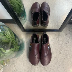 Kort bordeuxfarvet støvle fra Rieker med flotte detaljer