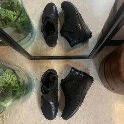 Kort damestøvle med velcrolukning