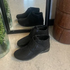 Kort damestøvle med velcrolukning