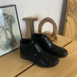 Kort damestøvle med velcrolukning