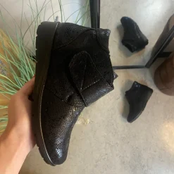 Kort damestøvle med velcrolukning