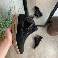 Kort foret vinterstøvle i sort med dobbelt lynlås