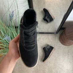 Kort foret vinterstøvle i sort med dobbelt lynlås