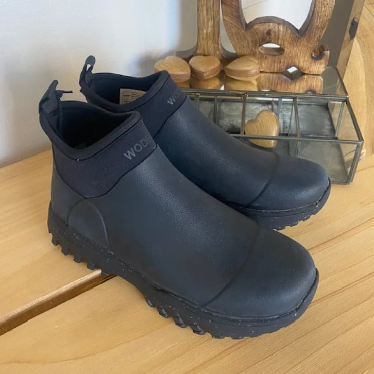 Kort sort gummistøvle fra Woden med svangstøtte og god stødabsorbering.
