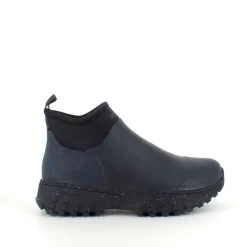 Kort sort gummistøvle fra Woden med svangstøtte og god stødabsorbering.
