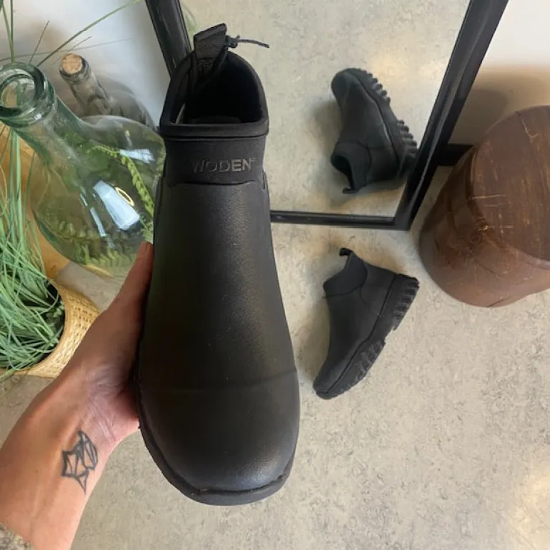 Kort sort gummistøvle fra Woden med svangstøtte og god stødabsorbering.