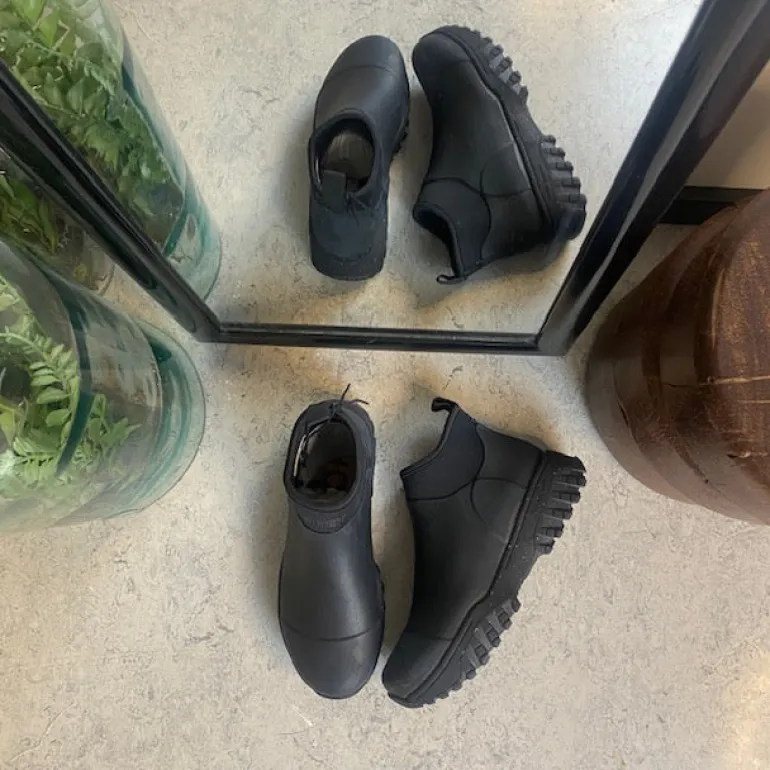 Kort sort gummistøvle fra Woden med svangstøtte og god stødabsorbering.