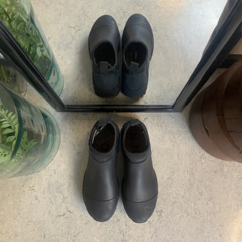 Kort sort gummistøvle fra Woden med svangstøtte og god stødabsorbering.