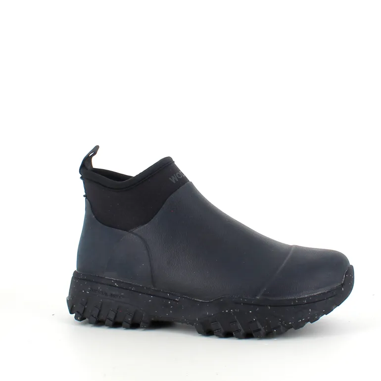 Kort sort gummistøvle fra Woden med svangstøtte og god stødabsorbering.