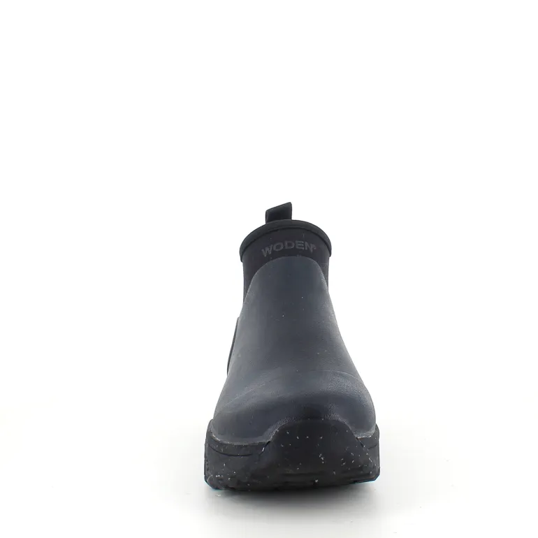 Kort sort gummistøvle fra Woden med svangstøtte og god stødabsorbering.