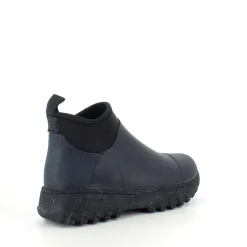 Kort sort gummistøvle fra Woden med svangstøtte og god stødabsorbering.