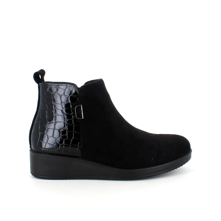 Kort sort støvle med lakdetaljer ved hælen