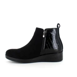 Kort sort støvle med lakdetaljer ved hælen