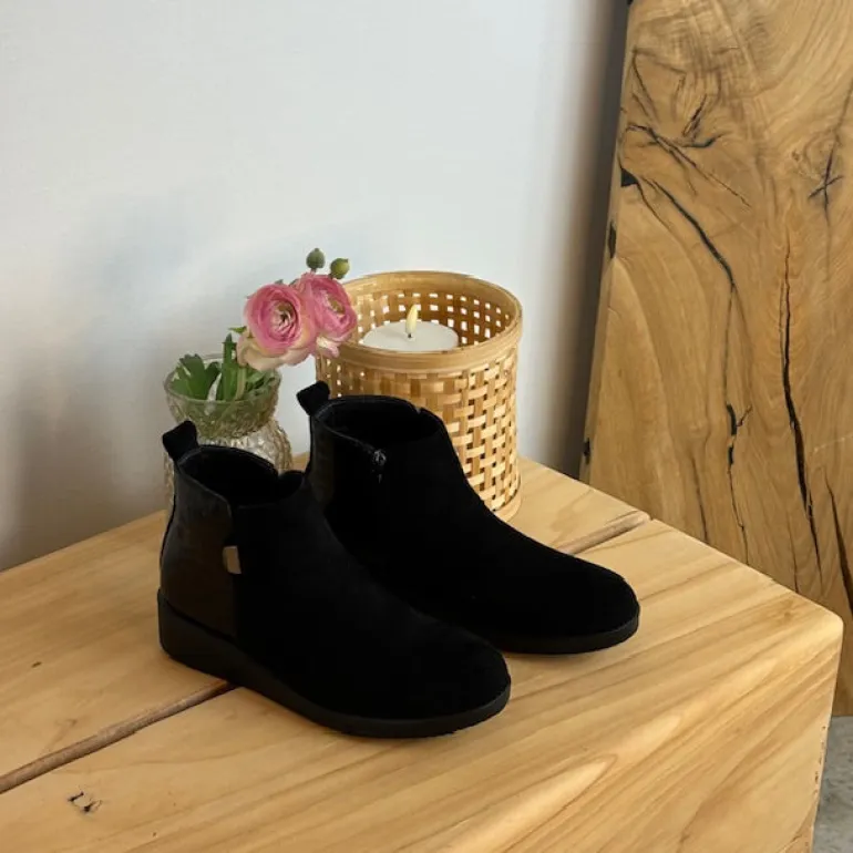 Kort sort støvle med lakdetaljer ved hælen