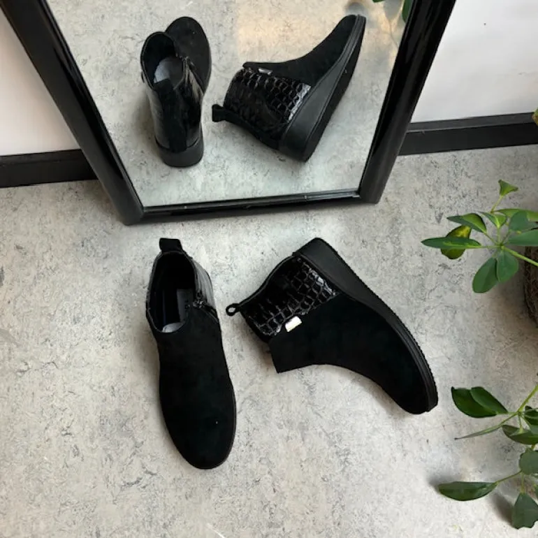 Kort sort støvle med lakdetaljer ved hælen