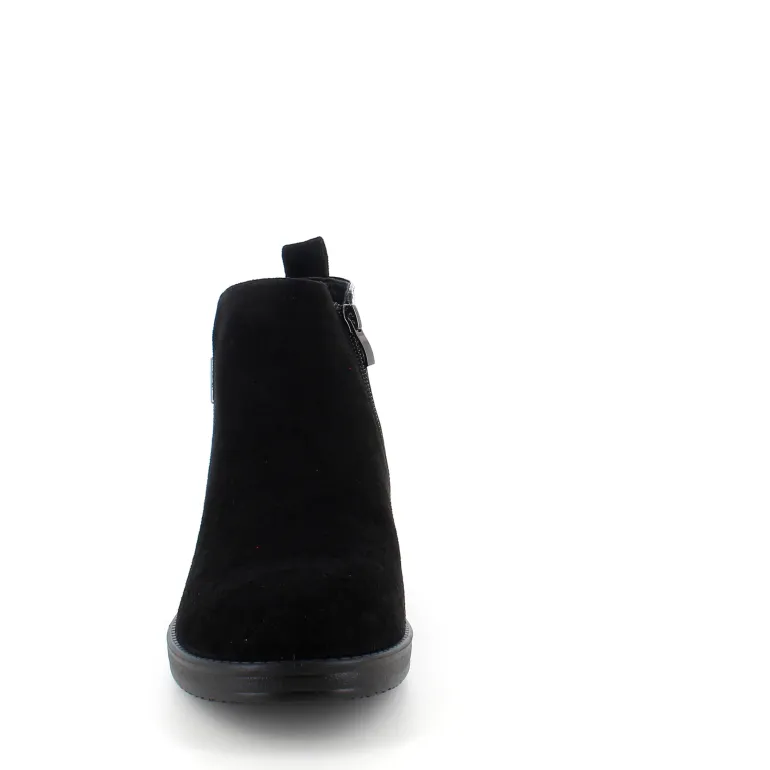 Kort sort støvle med lakdetaljer ved hælen