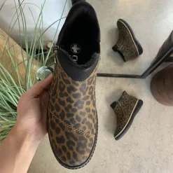 Kort støvle fra Rieker med leo print og let for