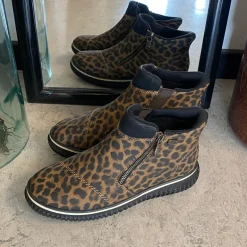 Kort støvle fra Rieker med leo print og let for