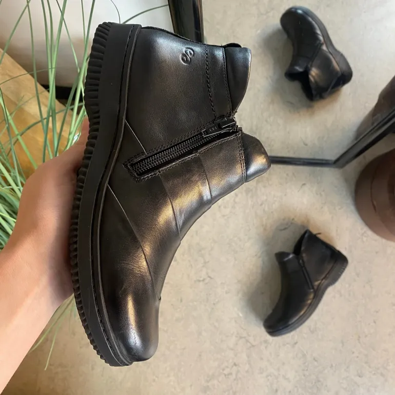 Kort støvle i sort skind fra Green Comfort