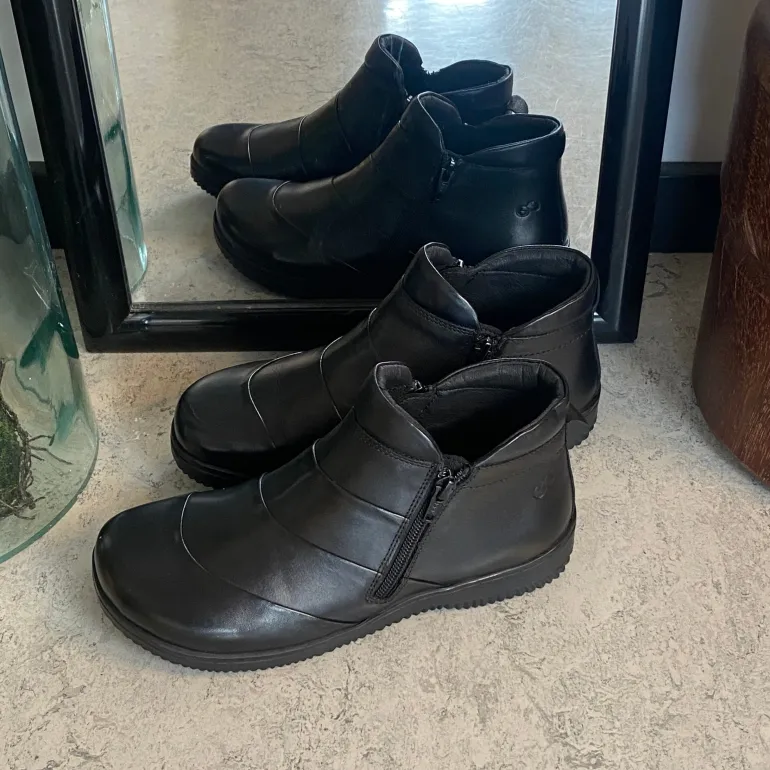 Kort støvle i sort skind fra Green Comfort