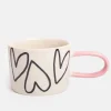 Krus med håndtegnede hjerter og lyserød hank – romantisk og moderne design