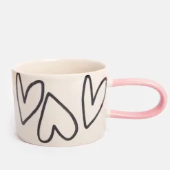 Krus med håndtegnede hjerter og lyserød hank – romantisk og moderne design