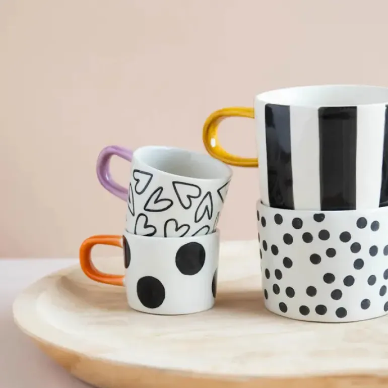 Krus med store sorte prikker og brun hank – moderne stentøjskop til kaffe & te