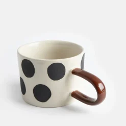 Krus med store sorte prikker og brun hank – moderne stentøjskop til kaffe & te