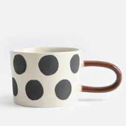 Krus med store sorte prikker og brun hank – moderne stentøjskop til kaffe & te