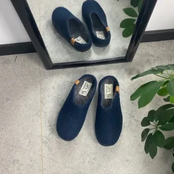 Lav blå hjemmesko i uld med skridhæmmende såler fra Green Comfort