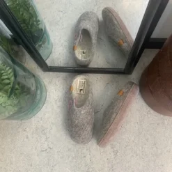 Lav Green Comfort uld hjemmesko med Støt Brysterne logo