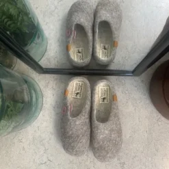 Lav Green Comfort uld hjemmesko med Støt Brysterne logo