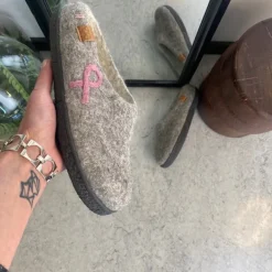 Lav Green Comfort uld hjemmesko med rågummisål og Støt Brysterne logo