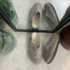 Lav Green Comfort uld hjemmesko med rågummisål og Støt Brysterne logo