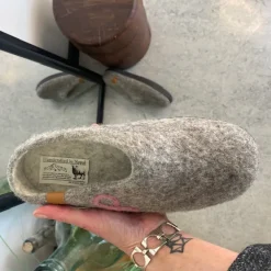 Lav Green Comfort uld hjemmesko med rågummisål og Støt Brysterne logo