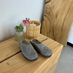 Lav lys grå hjemmesko i uld med skridhæmmende såler fra Green Comfort