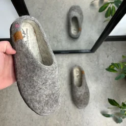 Lav lys grå hjemmesko i uld med skridhæmmende såler fra Green Comfort