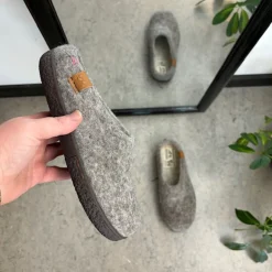 Lav lys grå hjemmesko i uld med skridhæmmende såler fra Green Comfort