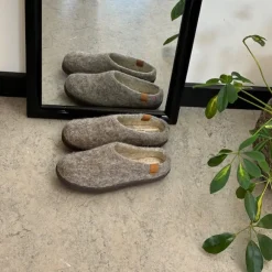 Lav lys grå hjemmesko i uld med skridhæmmende såler fra Green Comfort