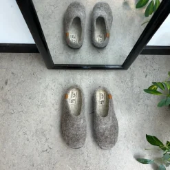 Lav lys grå hjemmesko i uld med skridhæmmende såler fra Green Comfort