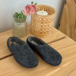 Lav mørk grå hjemmesko i uld med skridhæmmende såler fra Green Comfort