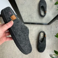 Lav mørk grå hjemmesko i uld med skridhæmmende såler fra Green Comfort