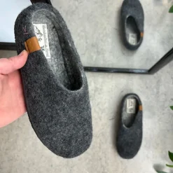 Lav mørk grå hjemmesko i uld med skridhæmmende såler fra Green Comfort