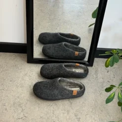 Lav mørk grå hjemmesko i uld med skridhæmmende såler fra Green Comfort