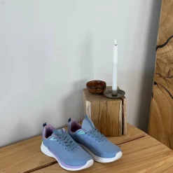 Lavendelblå, åndbar sko med let svangstøtte